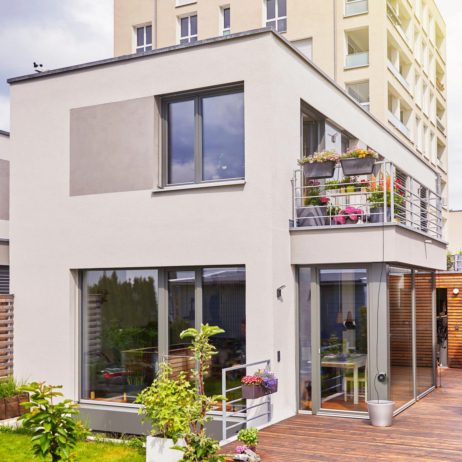 Gardena Aqua Bloom Solar-Bewässerungsset auf Balkon/Terrasse mit blühenden Pflanzen.