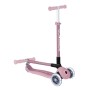 Beerenfarbener Globber Primo Foldable Lights Tretroller, 3-rädrig, mit LED-Rollen. Gefaltet und aufgestellt gezeigt.