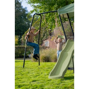 Exit Ivy Spielturm mit grüner Rutsche und Schaukel im Garten mit spielenden Kindern.
