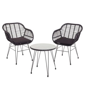 3-teilige Poly-Rattan Garnitur in Anthrazit mit Tisch und zwei Sesseln mit Kissen.