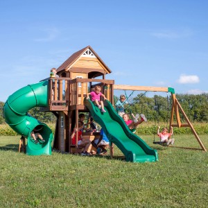 Backyard Discovery Spielturm Cedar Cove mit Schaukeln, Rutsche und Aussichtsturm im Garten.
