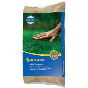Kiepenkerl Schattenrasen, 10 kg Sack. Rasensamen für schattige Lagen mit Hand auf Rasenfläche.
