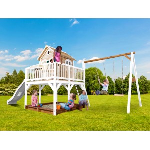 Axi Liam Spielhaus mit Doppelschaukel, braun-weiß, mit Rutsche und Sandkasten, Kinder spielen im Garten.