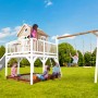 Axi Liam Spielhaus mit Doppelschaukel, braun-weiß, mit Rutsche und Sandkasten, Kinder spielen im Garten.