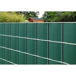 Grüne PVC-Sichtschutzstreifen auf Rolle für Doppelstabmattenzaun.