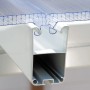 Detailaufnahme: Weiße Palram Canopia Terrassenüberdachung Feria mit Polycarbonat-Doppelstegplatten.