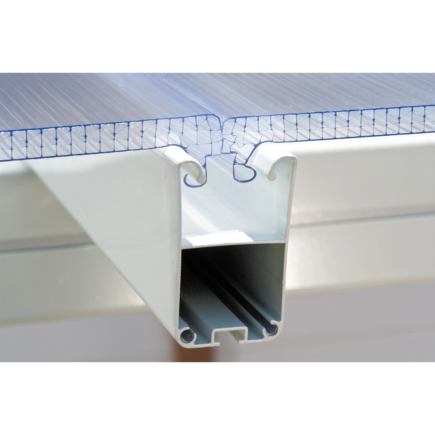 Detailaufnahme: Weiße Palram Canopia Terrassenüberdachung Feria mit Polycarbonat-Doppelstegplatten.