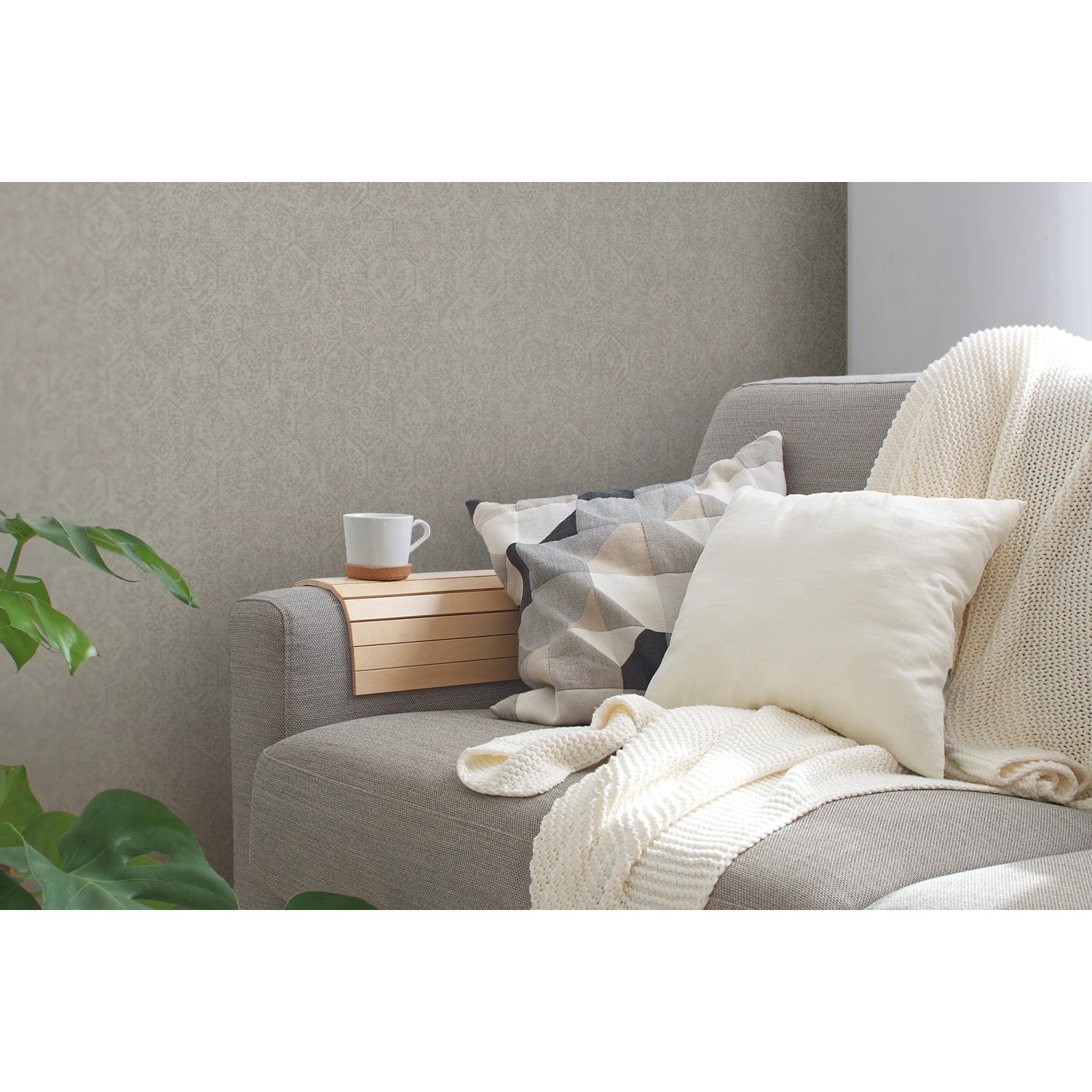 Vliestapete Orient Vintage in Braun mit leichter Struktur an Wohnzimmerwand.