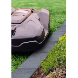 Mähleistenstein Granit als Rasenkante für Rasenroboter, grauer Abschlussstein.