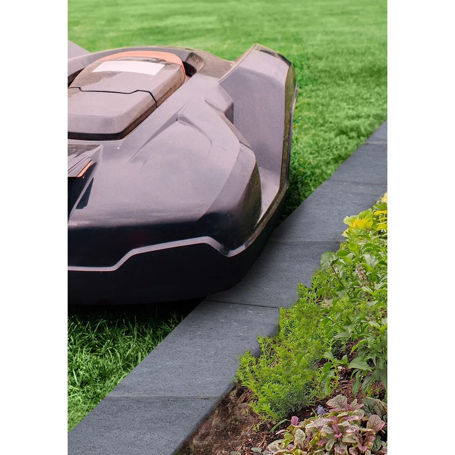 Mähleistenstein Granit als Rasenkante für Rasenroboter, grauer Abschlussstein.