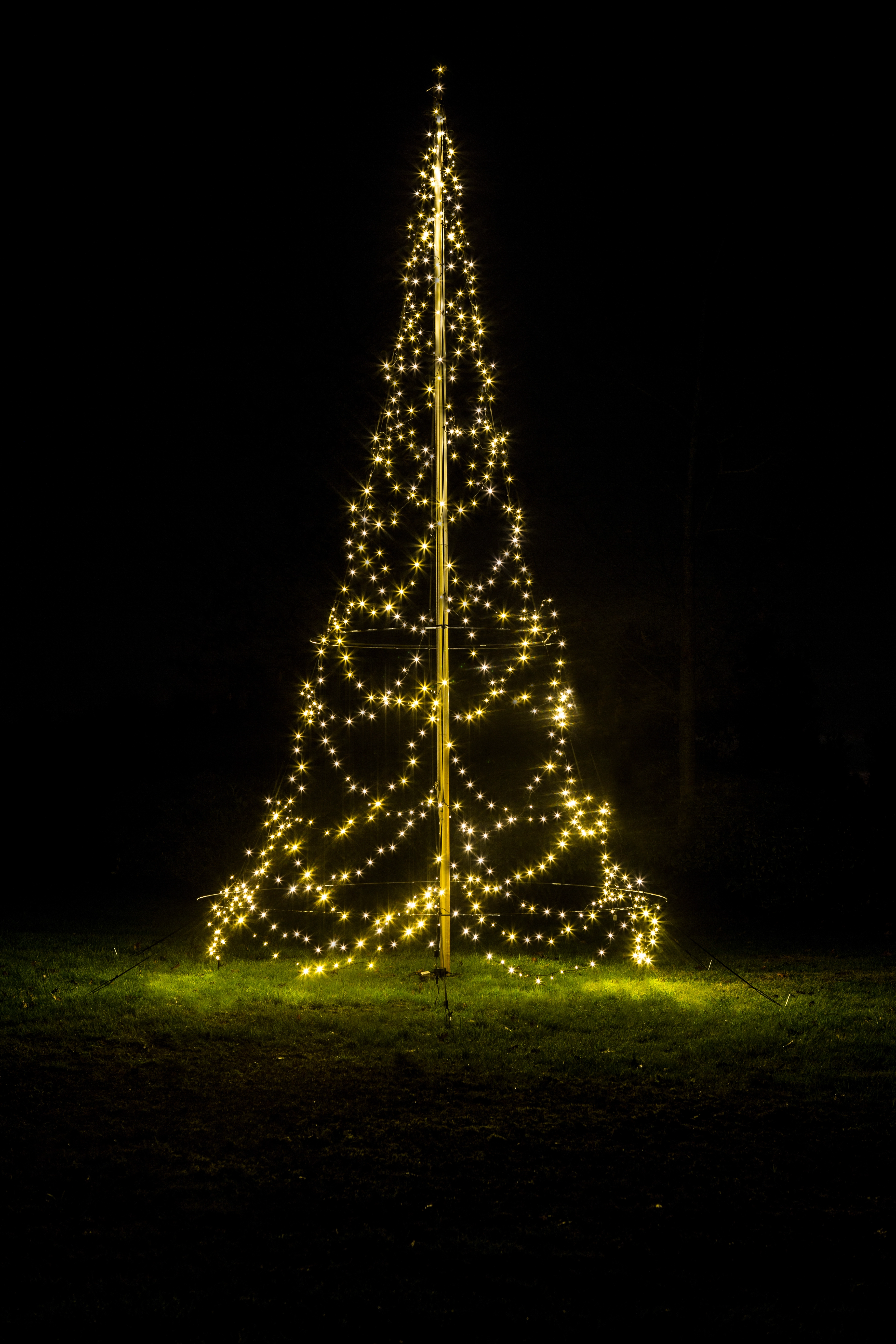Fairybell 3D LED-Lichterbaum inkl. Mast für Außen 250 LED 1,85 m kaufen bei  OBI