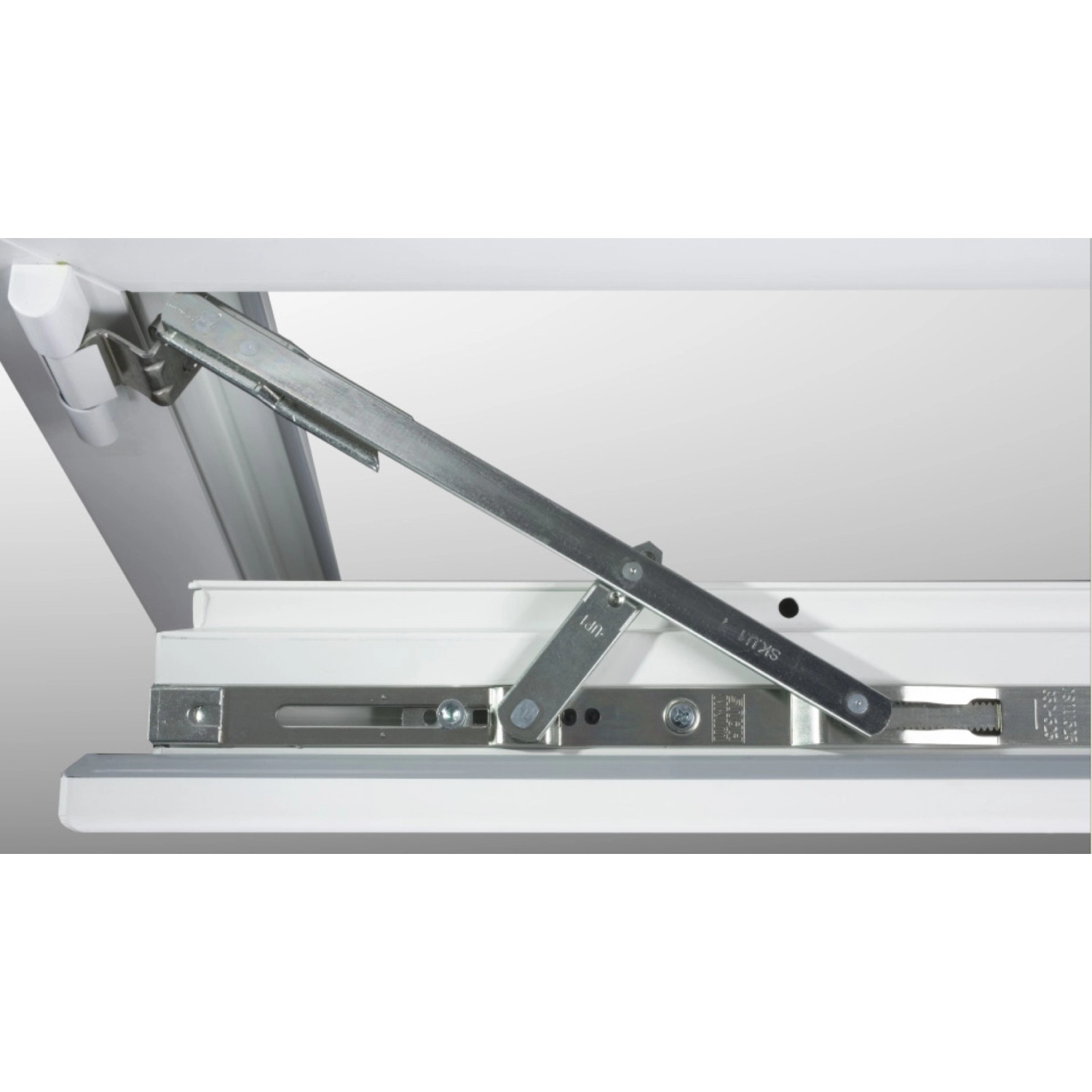 Detailaufnahme des Winkhaus Beschlags an einem weißen KM Meeth Kunststofffenster.