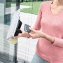 Frau reinigt Fenster mit Kärcher Fensterreiniger und Outdoor Microfaser-Wischbezug.