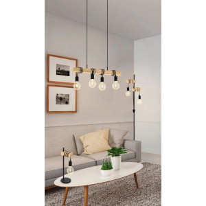 Eglo Townshend Pendelleuchte mit Holzbalken und vier schwarzen Lampenfassungen im Wohnzimmer.