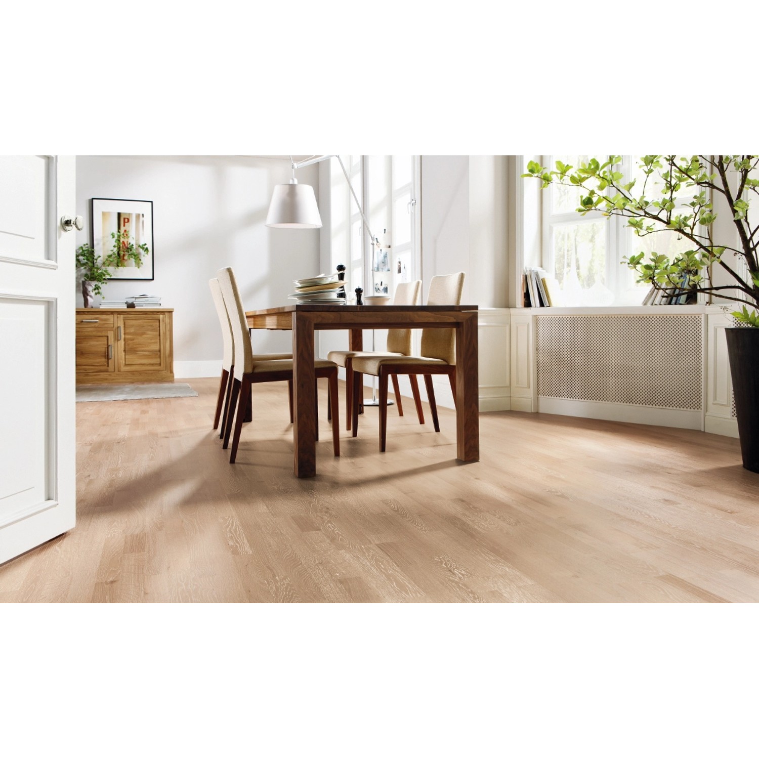 Living by Haro Parkett Eiche Altweiß versiegelt im Wohnraum mit Esstisch und Stühlen.