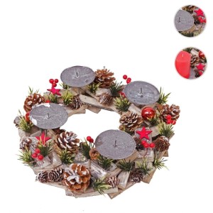 Adventskranz aus Holz mit vier Kerzenhaltern, geschmückt mit Kugeln, Sternen und Tannenzapfen.