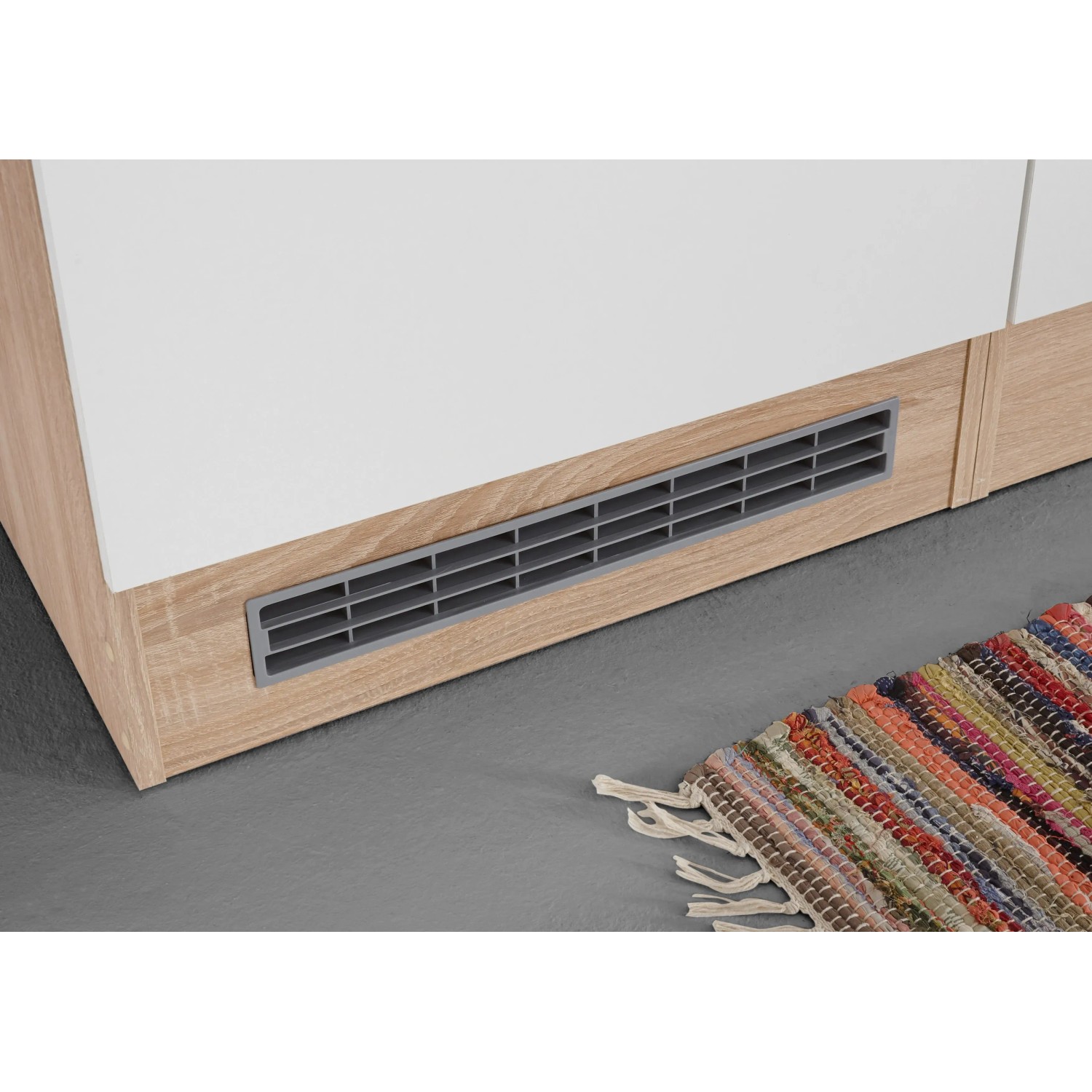 Detailaufnahme: Respekta Küchenzeile Petunia LBKB270ENWP in Weiß mit Lüftungsgitter.