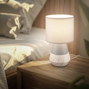 Brilo Tischleuchte Linda, grau/Holzoptik, auf Nachttisch. Design-Tischlampe mit Stoffschirm.