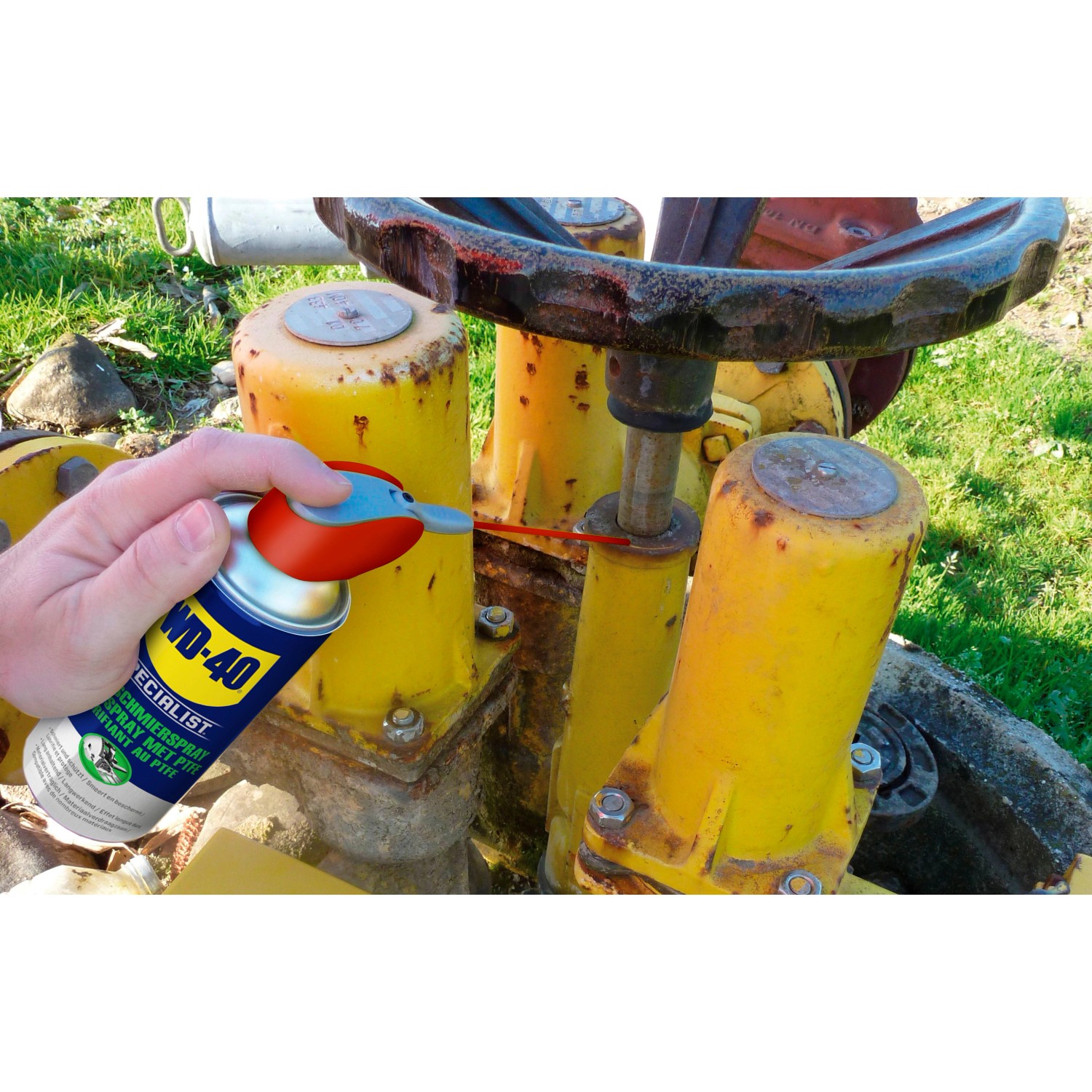 WD-40 Specialist PTFE Schmierspray in Anwendung: Schmierung einer gelben Metallkonstruktion.