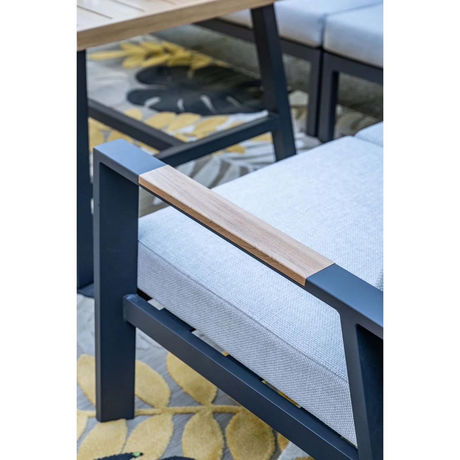 Elati Gartenmöbel Ecklounge Detail: Anthrazit Aluminiumrahmen, Teak-Look Armlehne, hellgraues Kissen. Modernes Design.
