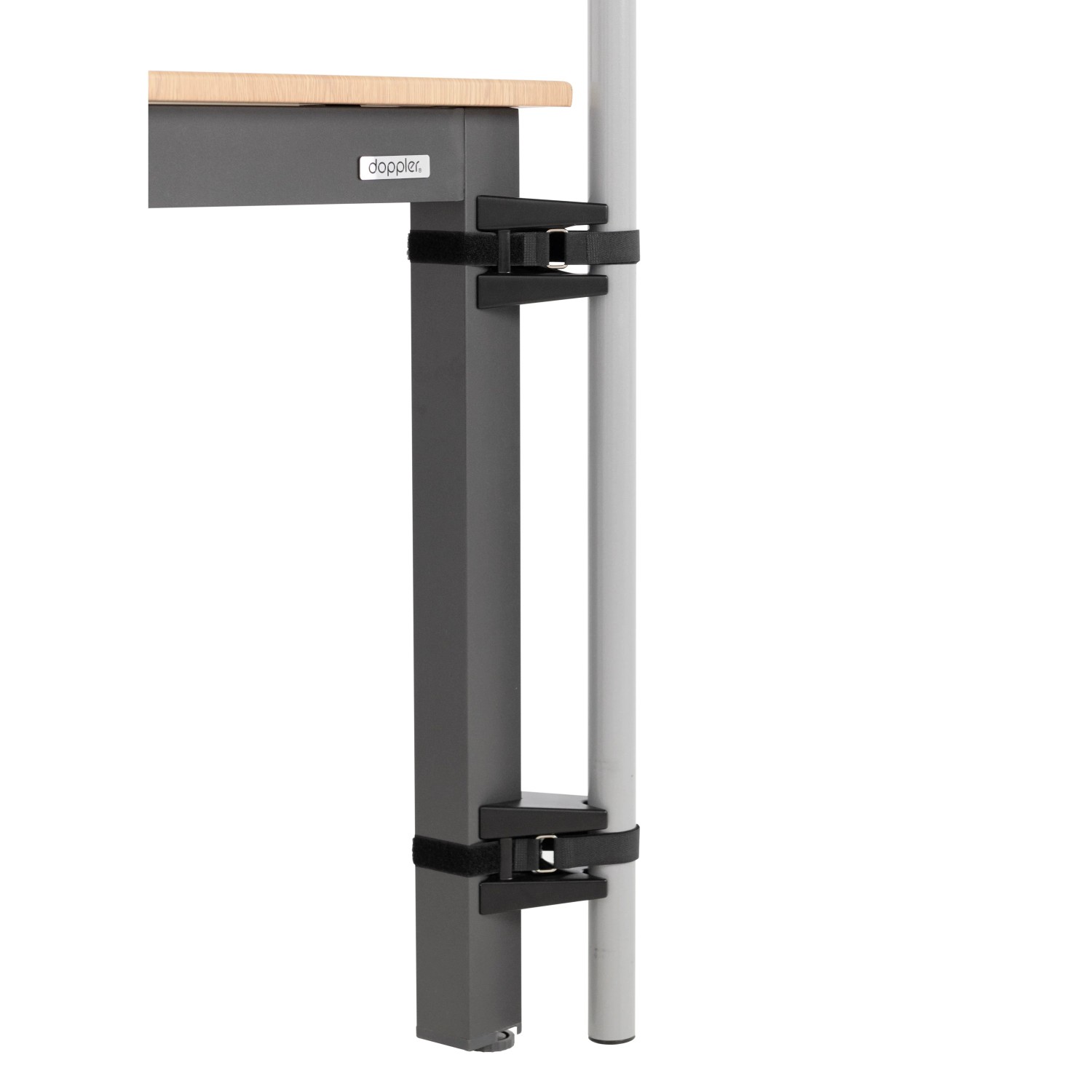 Doppler Table-Fix Sonnenschirmhalterung in Schwarz am Tischbein befestigt.