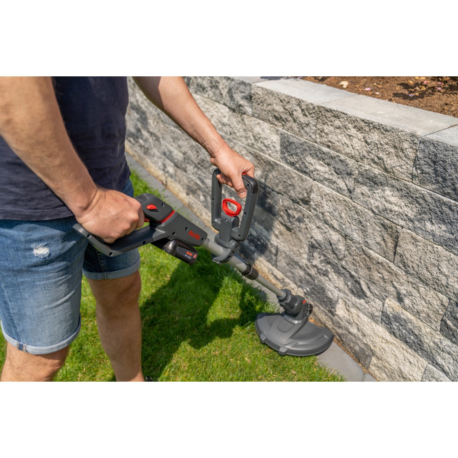 Al-Ko Akku-Rasentrimmer GT 1825 im Einsatz zum Trimmen von Rasenkanten.