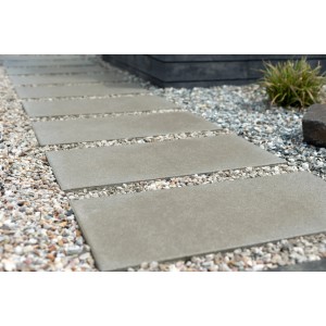 Diephaus Terrassenplatten Finessa in Grau-Weiß (80x40) bilden einen Gartenweg mit Kiesbett.