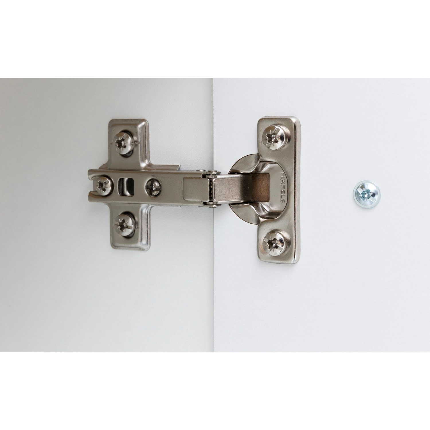 Detailaufnahme: Scharnier und Schrauben am weißen Held Möbel Hochschrank Molina, 30 cm.