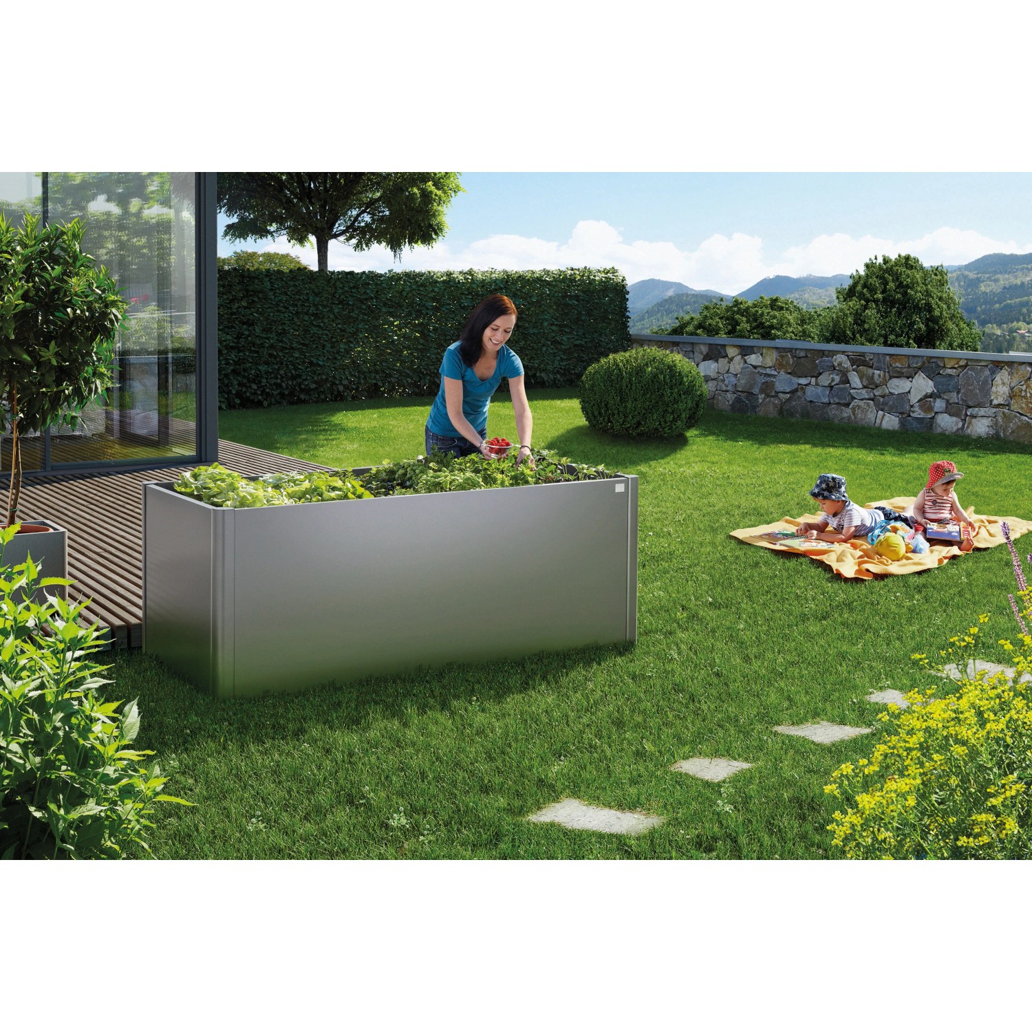 Biohort Metall-Hochbeet, dunkelgrau, mit Bepflanzung im Garten, 77x102x102 cm.