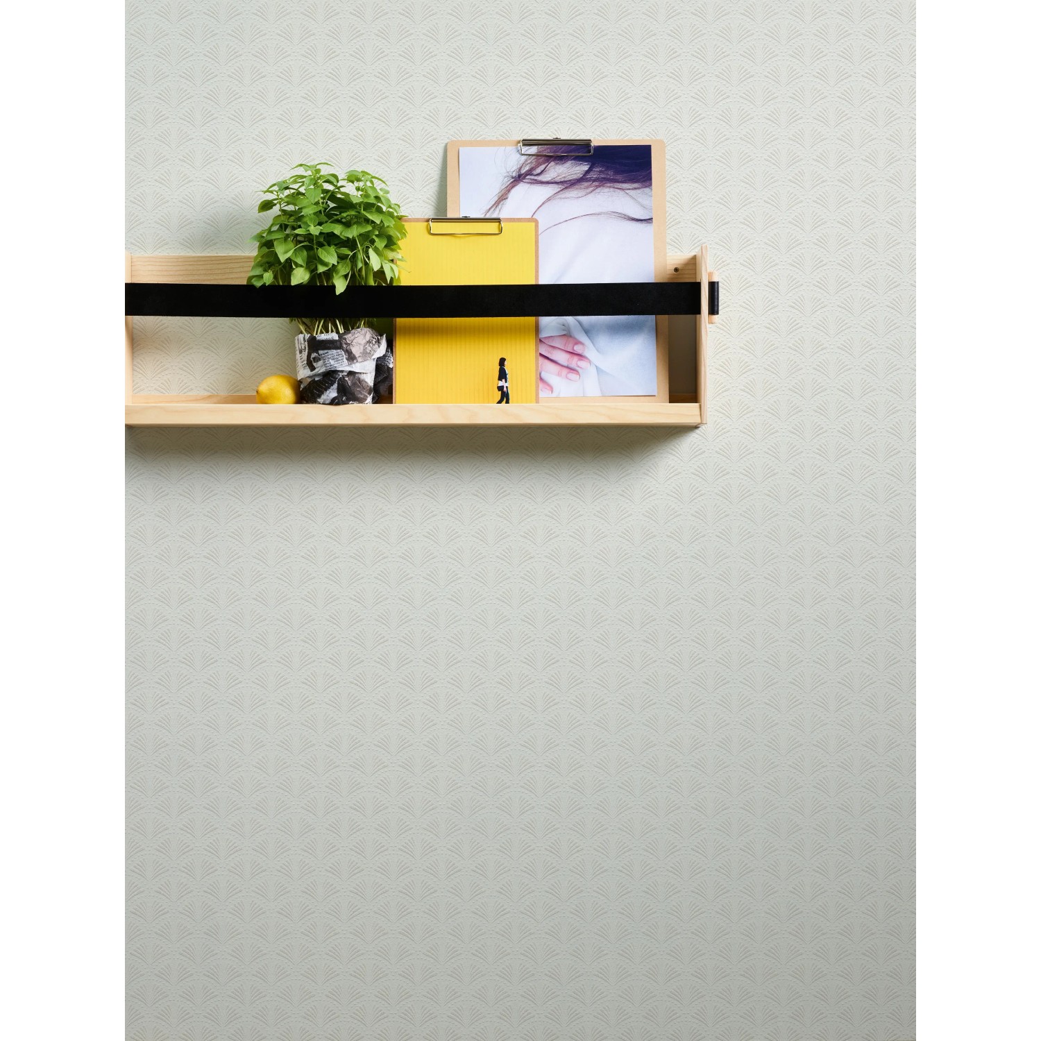Vliestapete Trendwall 2 Art Deco, weiß-silberne Glitzertapete an Wand mit Regal.