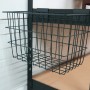 Ar Shelving Stahlgitterkorb Rivet, anthrazitgrau, zur Montage an einem Regal.
