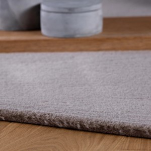 Weicher, taupefarbener Obsession Teppich My Cha Cha, 150x80 cm. Moderner Teppich mit Kaninchenfell-Haptik.