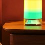 Govee RGBICWW LED-Tischlampe H6022 auf Nachttisch mit gelb-grünem Farbverlauf.