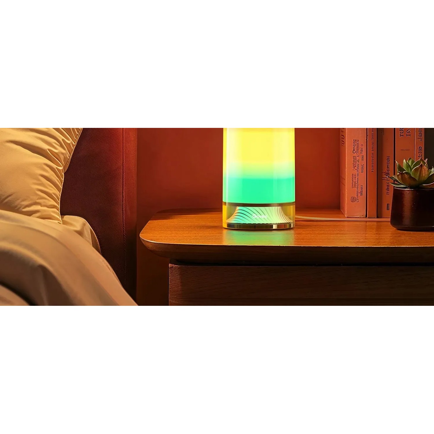 Govee RGBICWW LED-Tischlampe H6022 auf Nachttisch mit gelb-grünem Farbverlauf.