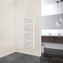Weißer Schulte Design-Heizkörper Turbo (886 W) mit Anschluss unten im Badezimmer.