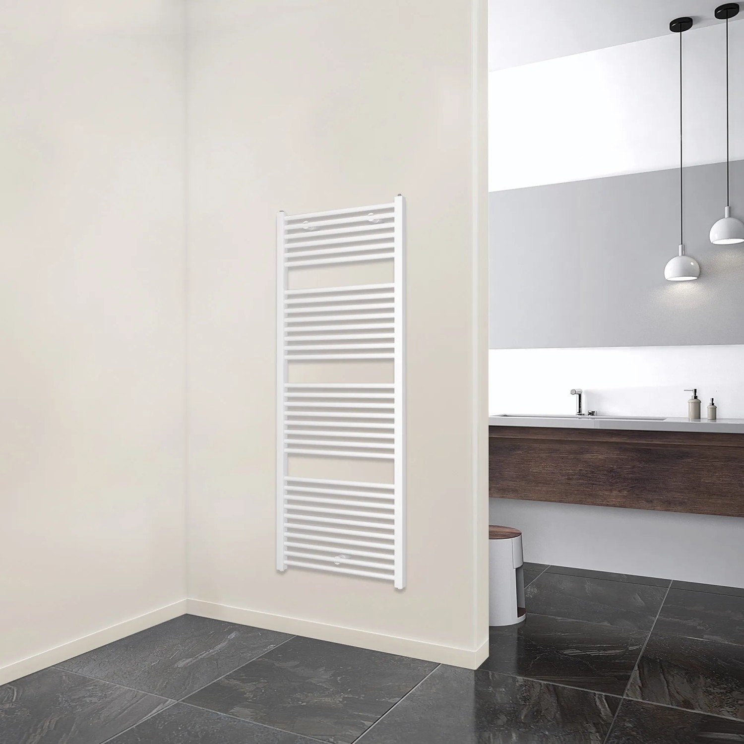 Weißer Schulte Design-Heizkörper Turbo (886 W) mit Anschluss unten im Badezimmer.
