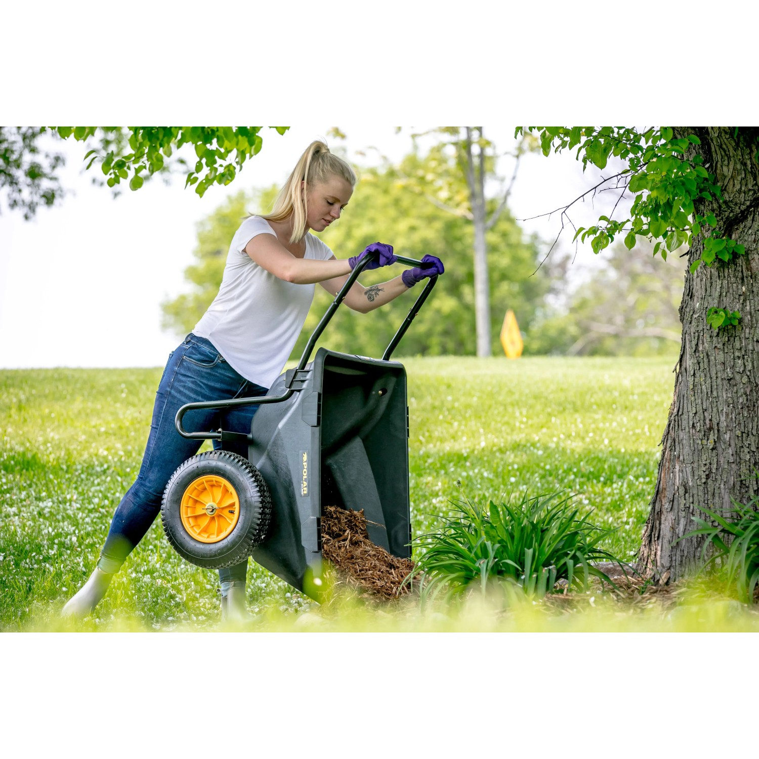 Schwarze Polar Schubkarre Cub Cart (127x71cm) im Einsatz im Garten.