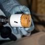 Bosch BI-Metall Lochsäge (Ø 38mm) im Einsatz mit Bohrmaschine an Holzstück.
