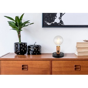 Schwarze Globo Design-Tischlampe Johanna mit Holz-Akzent und E27 Fassung auf Kommode.