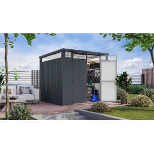 Karibu Metallgerätehaus Amato 2 in Anthrazit mit geöffneter Tür und Werkzeug an der Wand.