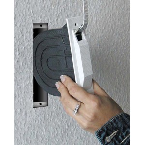 Schellenberg Einlasswickler-Set Mini 118 mm Weiß in der Hand, Montage eines Rollladenantriebs.