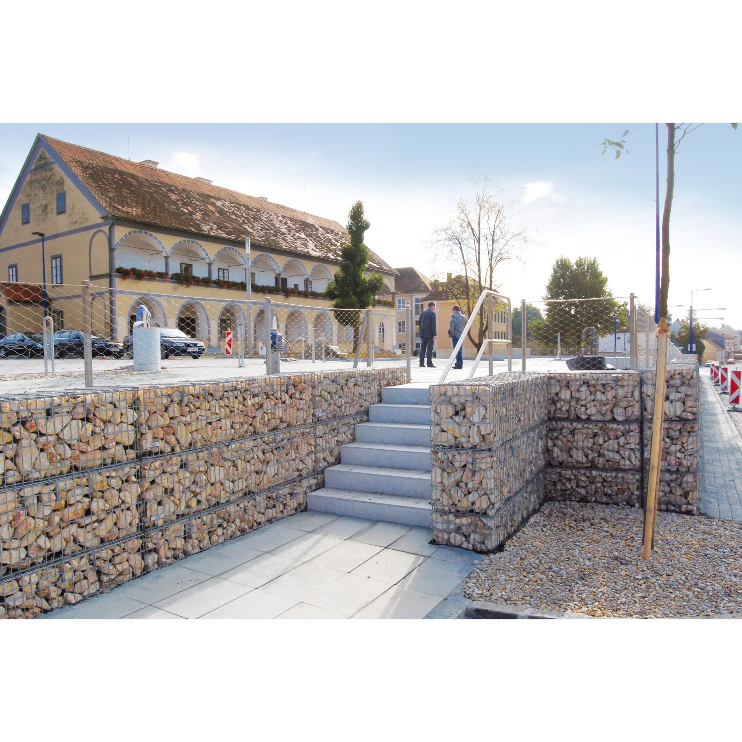 Scherf Fertig-Gabione Marmorbruch Wolken-Weiß, 50x50x50 cm, als Mauersystem mit Treppe.