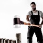 Mann mit Halder Vorschlaghammer (D 100 mm) mit Gummi- und Superplastik-Einsatz beim Einschlagen von Holzpfosten.