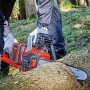 Einhell Akku-Kettensäge GP-LC 36/35 Li-Solo beim Sägen eines Baumstamms im Wald.