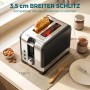 HOMCOM Toaster schwarz-silber mit langem 3,5 cm Schlitz und Toastbrot auf Küchenzeile. Maße: 26,4x15,6x18,9 cm.