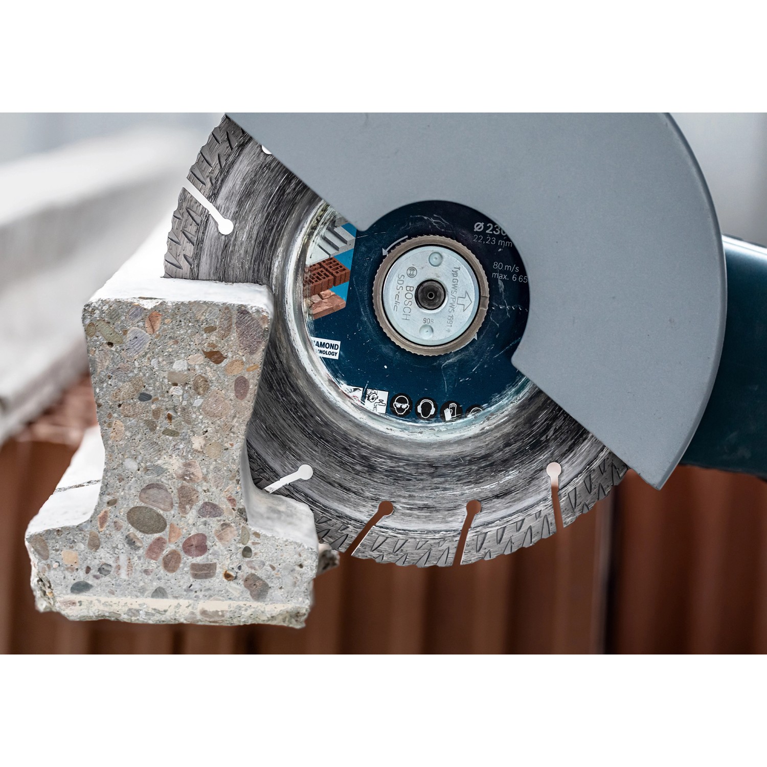 Bosch Expert Diamanttrennscheibe Multi Material Ø 115 mm im Einsatz beim Schneiden von Beton.