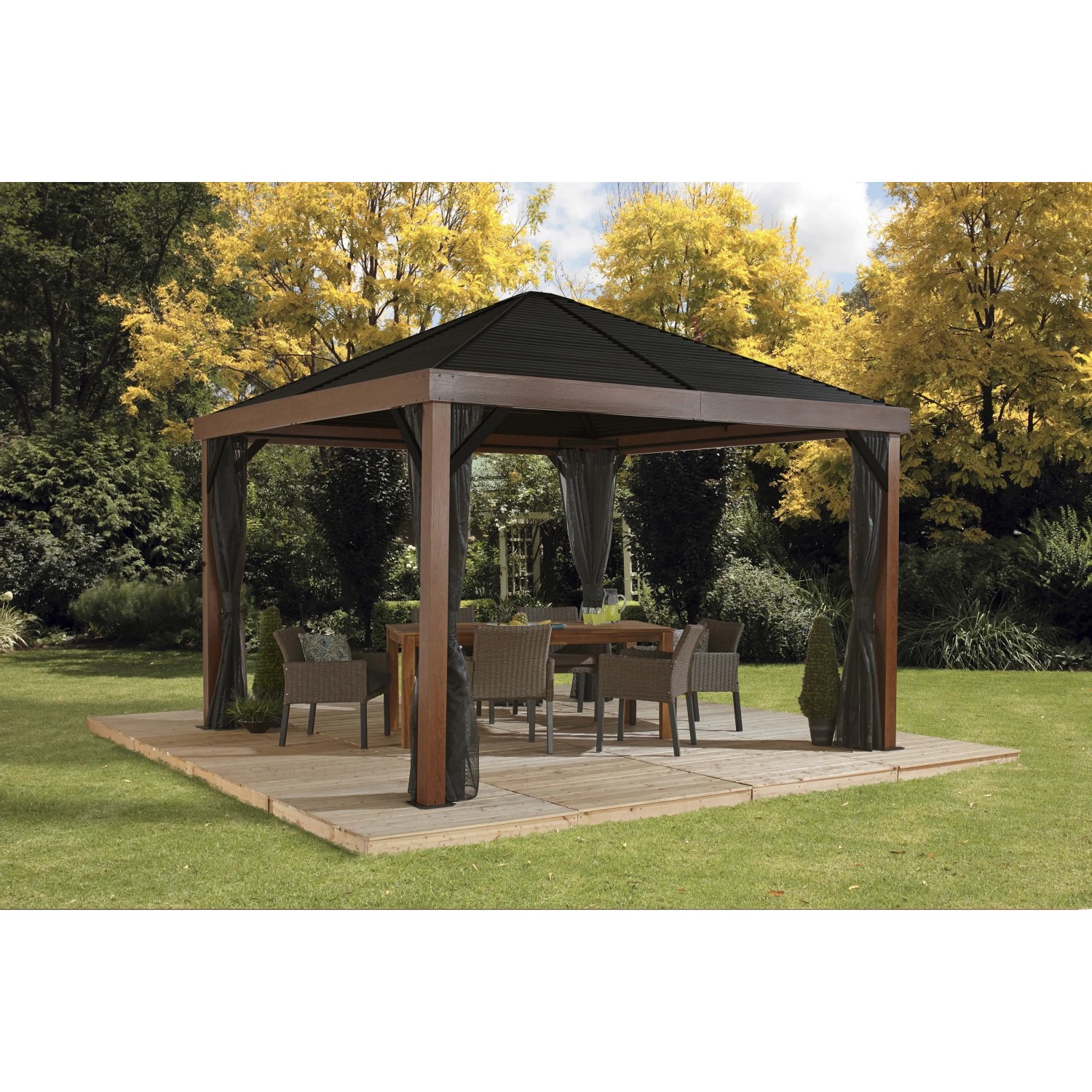 Sojag Pavillon Valencia Holz 363x363 cm mit Moskitonetz im Garten.