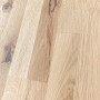 Detailansicht der rustikalen Eichenholzstufen der Treppe Kos mit markanter Maserung.