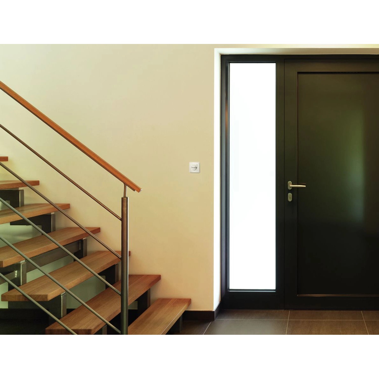 Steinel Bewegungsmelder IR180 UPeasy an Wand neben Treppe und Tür.