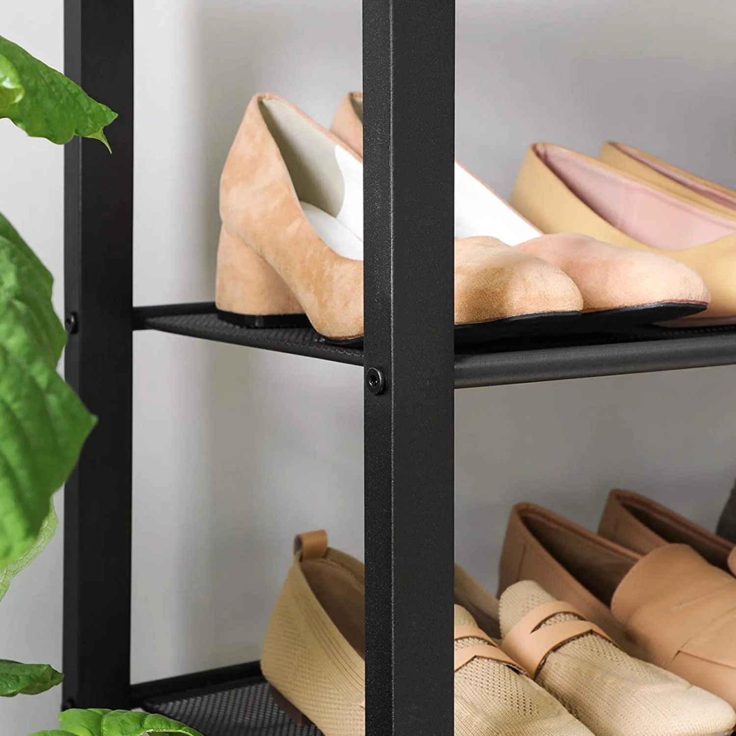 Vasagle Schuhregal mit 4 Ebenen in Grau-Schwarz, mit Schuhen bestückt.